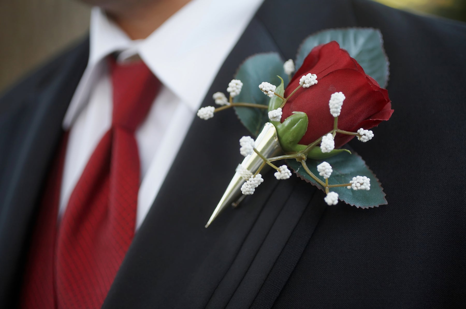 Create the Perfect Groom's Buttonhole in Under 5 Minutes!